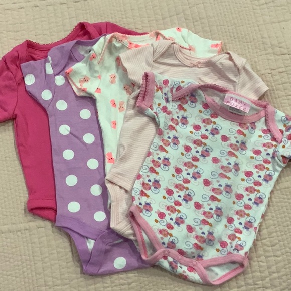 Carter's Other - (5) Onesies for the newborn. 0-3 months sizes.